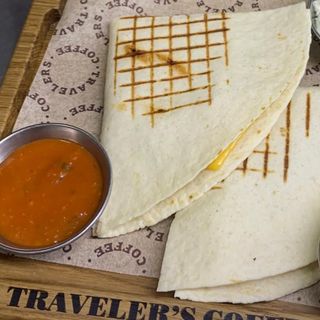 Кесадилья с цыплёнком и овощами