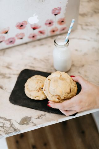 Galleta con chispas de chocolate blanco