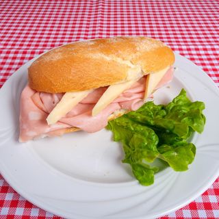 Panino con bologna e pecorino