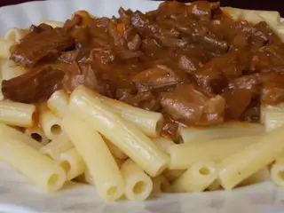 Gulaš sa svinjskim mesom i makaronima 400gr
