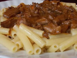 Gulaš sa junecim mesom i makaronima 400gr