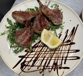 Costine di agnello marinate alla griglia