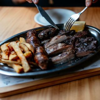 Media Parrillada (entraña, secreto, chorizo criollo)