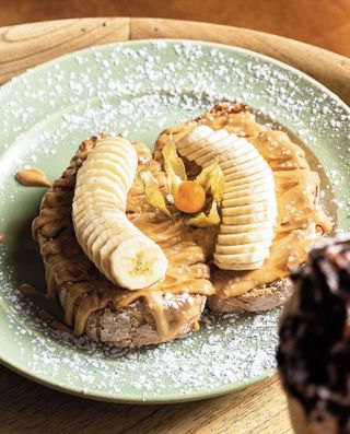 Tosta com Manteiga de Amendoim, Banana e Maple Syrup