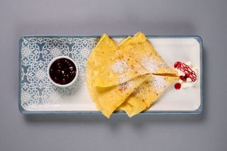 Палачинки , с домашно сладко, мед, краве сирене