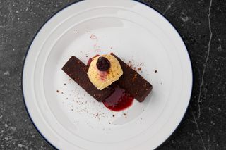 Брауні з фундуком та морозивом (120/30/20г)