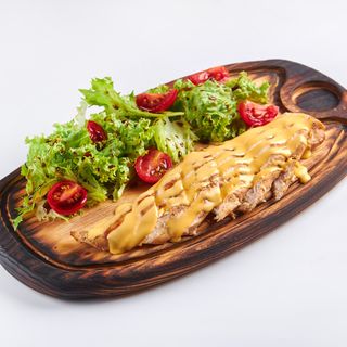 Стейк курячий з соусом Чедер (250г)