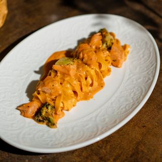 Фетучини с форелью и брокколи