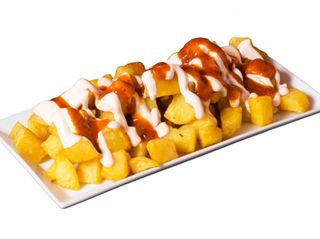 Patatas bravas con alioli