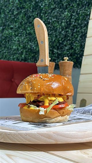 DubluChesse Burger + Cartofi Prajiti