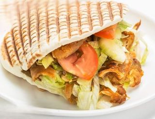 Bułka mięso kraftowe z surówkami