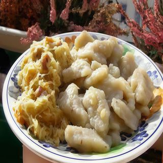 Szare kluchy z boczkiem i kapustą zasmażaną