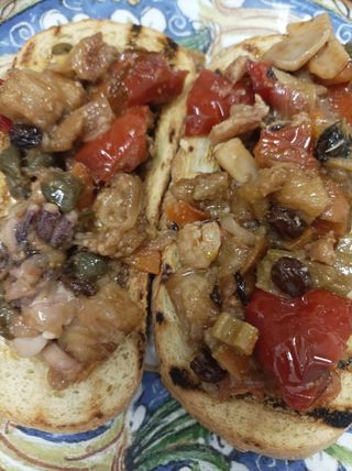 Bruschette croccanti con caponata di mare