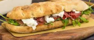 Saltimbocca con bresaola, mozzarella di bufala, rucola e pomodorini