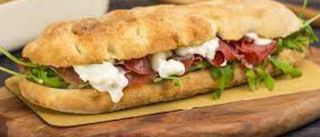 Saltimbocca con bresaola, mozzarella di bufala, rucola e pomodorini