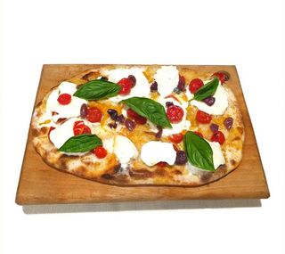 Pinsa con mozzarella, pomodorini datterini gialli, crema calabrese piccante e olive nere