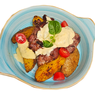 Бавно готвено телешко с чедър сос, уеджис картофки и провансалски билки