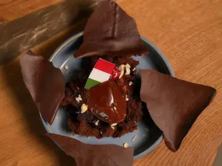 Розібраний шоколадний торт з місо карамеллю (160g)