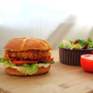 Burger Crispy Chicken Con Patatas Y Salsa A Elegir