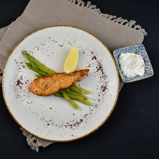 Стейк из сёмги со спаржей