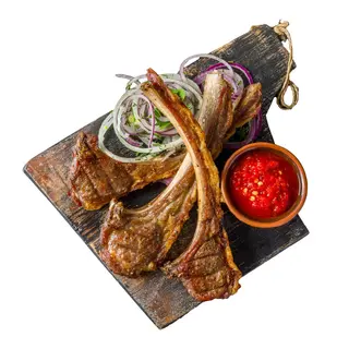Costillas De Cordero Con Patatas Al Caliu Y Alioli