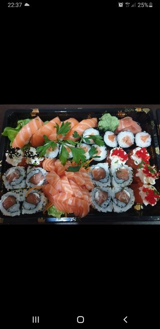 Sushi e sashimi base de salmão 