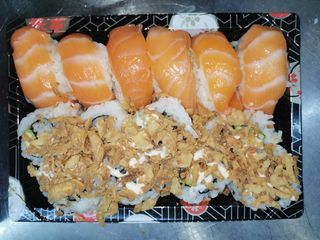 A25 - Nigiri + California com Cebola Frita