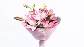 Buket od tri roze ljiljana otvorena