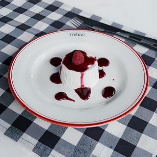 Panacotta con topping a scetta: ciocolata, caramello, frutti di bosco