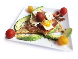 Crep con queso brie francés, jamón serrano y tomate (bretonne)