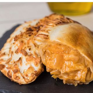 Empanada de cebolla y queso 