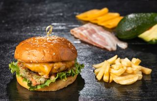 ქათმის ბურგერი და კარტოფილი ფრი