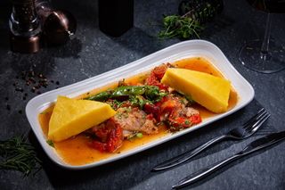 Saramură de pui la josper grill cu mămăliguță