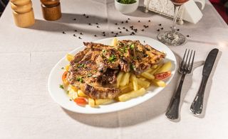 Ceafa proaspata la gratar cu cartofi prajiti