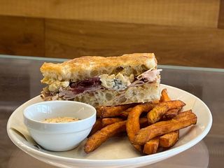 Panino con porchetta e gorgonzola