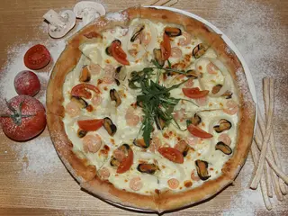 Піца з морепродуктами та томатами черрі (550g)