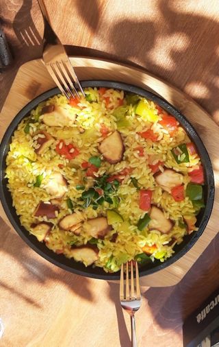 Paelja sa dimljenom curry piletinom i povrćem 400 gr