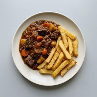 African beef stew with chips