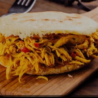 Arepa De Pollo Guisado
