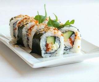 11. Uramaki tempura di salmone