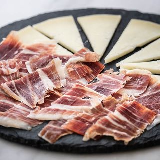 Tostada tajamar aceite jamón y queso curado