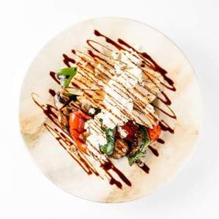 Salata od piletine sa pečenim povrćem, lisnatim salatama i feta sirom