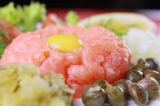 Tatar z wędzonego łososia z jajkiem przepiórczym 50g