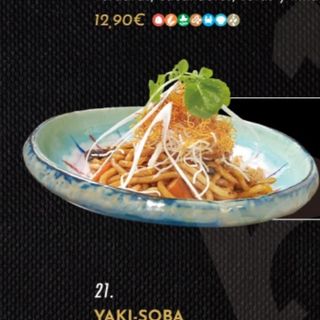 Yaki udon con marisco, seta y verduras