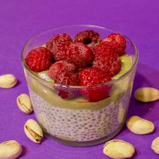 Chia puding sa kremom od pistaća i malinom