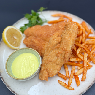 File de șalău cu sos de lămâie și cartofi prăjiți cu usturoi