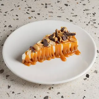 Cheescake arachidi, caramello salato e cioccolato fondente
