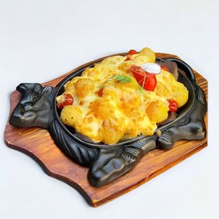 Язык говяжий с молодым картофелем и черри под сырной корочкой