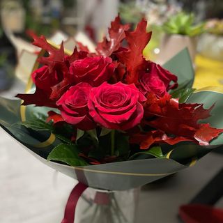 Buchet cu 9 trandafiri roșii și verdeață