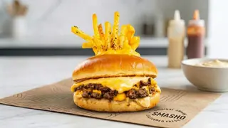 Cheezy Boom Vulcano Burger  cartofi